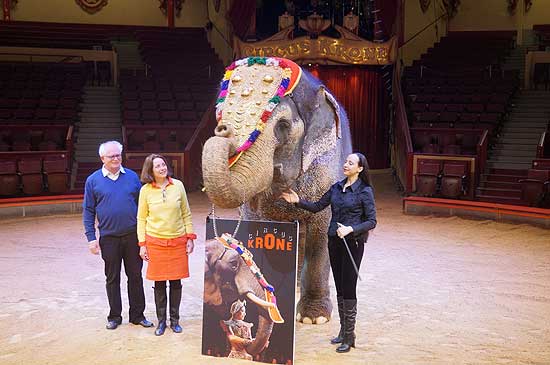 Buchautor Dr. Helmut Bauer, Fotografin Benita von Bemberg, Jana Mandana vom Circus Krone (©Foto:Martin Schmitz)